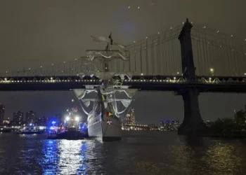 Mueren dos tripulantes en el choque de un buque escuela mexicano con el puente de Brooklyn