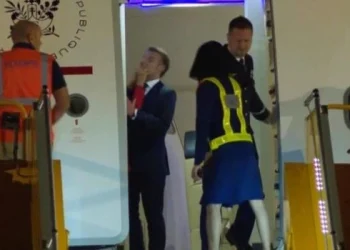 Tras el video de Macron y su esposa al salir de un avión, el presidente francés afirmó que solo estaban jugando a pelear