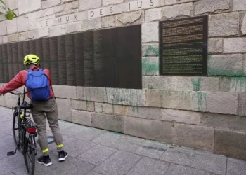 París investiga actos vandálicos antisemitas contra sinagogas y un monumento