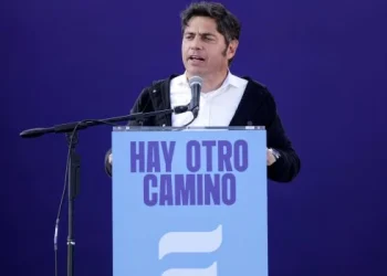 Con críticas al Gobierno y un mensaje a la interna del PJ, Kicillof lanzó su espacio político en La Plata