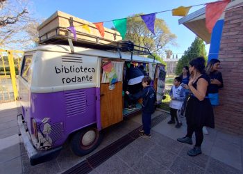 La biblioteca rodante “Doña Galinda” acerca la literatura a las infancias y visitó escuelas locales