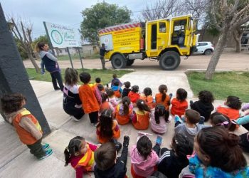Brigadistas junto a los más pequeños: una jornada especial en el Día del Combatiente de Incendios Forestales