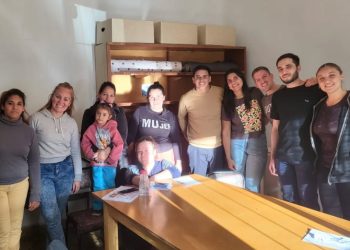 Alumnos de la UNCuyo brindaron un taller sobre manejo de la economía del hogar a familias de bajos recursos