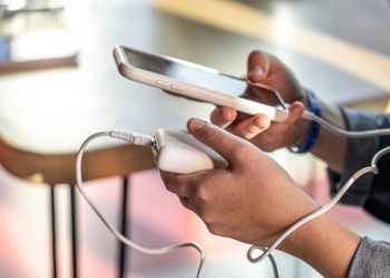 Un riesgo inesperado: por qué hay que sacarle la funda a tu celular al cargarlo