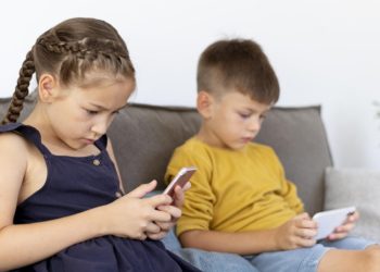 Bill Gates reveló cuál es la edad ideal para que los niños tengan su primer celular