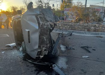 Una embarazada chocó contra una rotonda y luego volcó en su camioneta