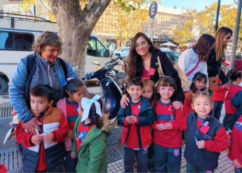 Alumnitos del Colegio Redentor entregaron escarapelas en el centro