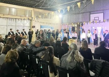 Cuadro Nacional: un CENS y CEBJA trabajan en conjunto para el acto del 25 de Mayo