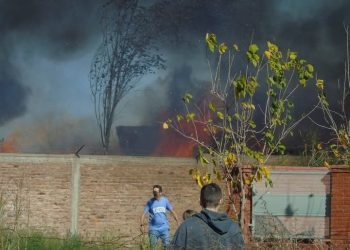 Impactante incendio en una chacarita de avenida Los Sauces