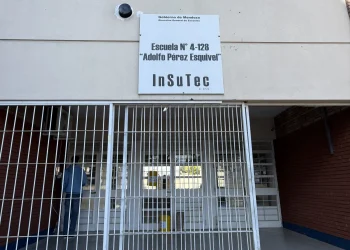 Polémica en una escuela de Ciudad por la presentación de los buzos de quinto año
