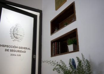 Policía borracho volcó y chocó dos autos estacionados