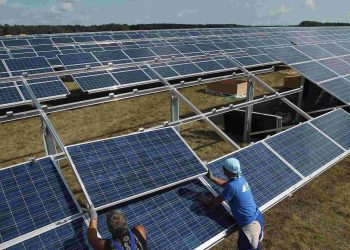 Generará 180 megavatios: fuerte inversión en la ampliación del parque de energía solar Genneia en Agua del Toro