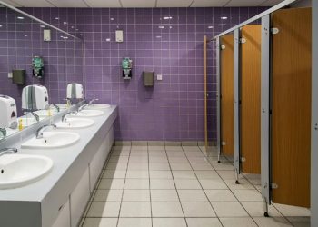 Curiosidades: ¿Por qué las puertas de los baños públicos no llegan hasta el piso?