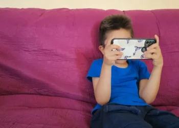 Crisis de la lectura en Mendoza: los chicos tienen celular antes que libros en casa y el foco apunta a los padres