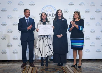 La cantante Verónica Cangemi fue reconocida por dos senadores mendocinos en el Congreso