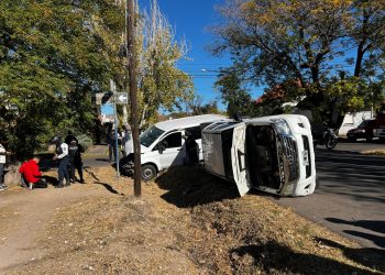 Choque y vuelco: dos personas lesionadas