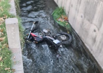 Abrió la puerta del auto y una moto terminó en el canal y el dueño lesionado