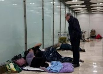 España: tensa situación con migrantes sin techo en el aeropuerto de Barajas