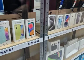 Precios de celulares: los tours de compras a Chile alertaron por una caída en el sector