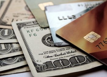 Economía bimonetaria: Los bancos están cerca de habilitar el sistema para pagar en cuotas con tarjetas de crédito en dólares