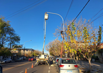 Más y mejor iluminación: Se renuevan luces led en otro tramo de la avenida Balloffet