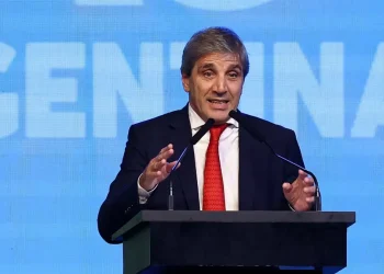 Ciudadanía VIP para inversores: Toto Caputo definirá cuánto saldrá la ciudadanía argentina y se habla de 500.000 dólares