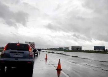Otro micro con niños varado por la inundación: 37 chicos atrapados hace más de 10 horas en la ruta