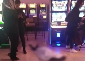 Una mujer murió en un bingo y los jugadores continuaron apostando junto a su cadáver