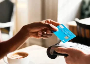 El gobierno habilitará el pago con QR y débito en dólares y se podrá comprar desde una gaseosa hasta un auto sin pesos