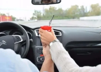 Por qué Mendoza prohíbe tomar mate mientras se maneja y cuánto se paga de multa