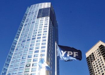 Ordenan a la Argentina entregar el 51% de las acciones de YPF a los beneficiarios del juicio por la expropiación