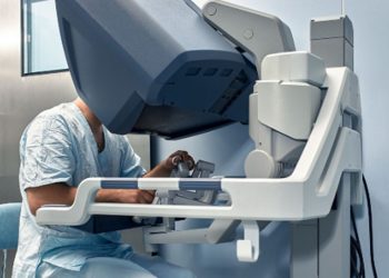 Cirugía remota: operó a un paciente que estaba a 11.000 kilómetros de distancia