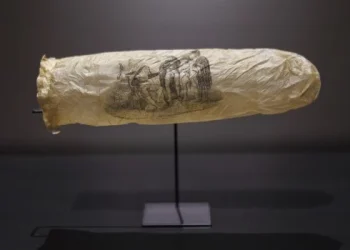 Insólito: un preservativo del siglo XIX con un dibujo erótico se exhibe en museo de Ámsterdam