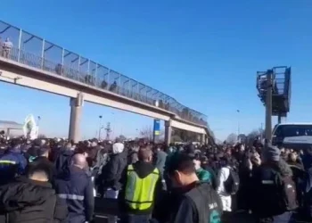 Gremios y agrupaciones kirchneristas cortan el tránsito sobre la Panamericana en apoyo a CFK