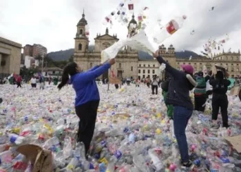 Colombia: una protesta de recicladores inundó una icónica plaza de Bogotá con botellas, latas y cartón