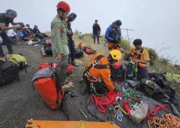 Murió la turista brasileña que cayó desde la cresta de un volcán en Indonesia