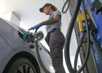 Por los altos impuestos, afirman que la nafta argentina es la más cara de la región, solo superada por Uruguay