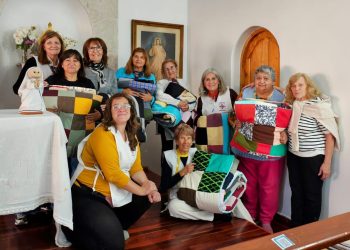 Frazadas que abrigan el cuerpo y el corazón de los chicos de El Sosneado