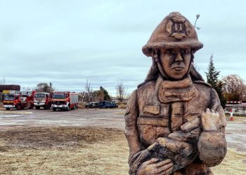 Arte que honra el coraje: emotivo gesto del escultor Adrián Serafini hacia los Bomberos de Salto de las Rosas