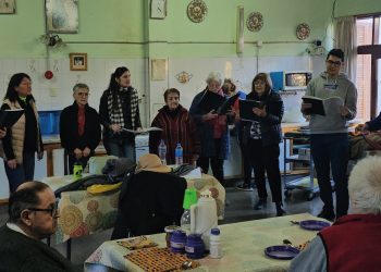 Una visita emocionante: coro llevó su música a los abuelos del Asilo Hogar Las Mercedes