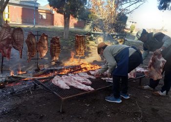 A sala llena, la Escuela Güemes celebró su primer «almuerzo carneo» del año