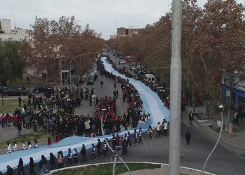 La marcha “celeste y blanca” volvió a cubrir las calles de San Rafael con más de 250 metros de bandera
