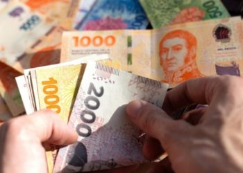 Aguinaldo: ¿dónde recomiendan invertirlo en tiempos de dólar «planchado»?