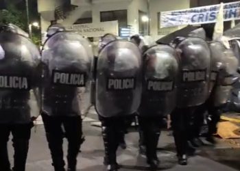 La Policía desalojó a quienes acampaban frente al departamento de Cristina Kirchner