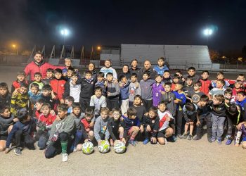 La Dirección de Deportes impulsa el fortalecimiento de los clubes barriales y organiza un encuentro de hockey infantil