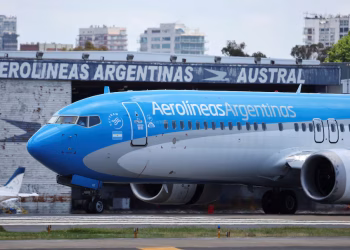 El paro de pilotos afectará a 6.000 pasajeros: Aerolíneas Argentinas deberá modificar 50 vuelos y perderá más de USD 1 millón