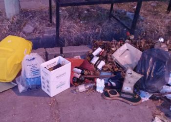 Vecinos del barrio Unimev continúan arrojando basura junto a la escuela Roca que genera contaminación