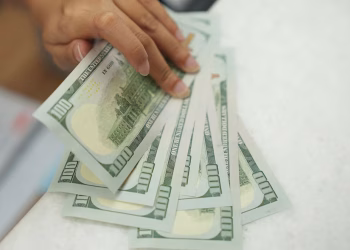 El dólar frenó su suba al llegar a $1.200 antes de que vuelvan a subir las retenciones al campo