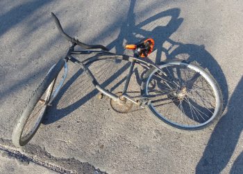 Ciclista lesionado al ser atropellado por un utilitario