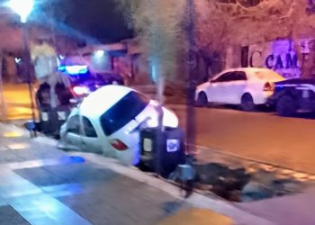 Cayó a una acequia con su auto: iba borracho y sin licencia